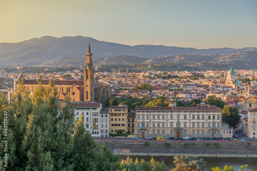 Vue sur Florence, la Basilica di Santa Croce di Firenze et la Grande Synagogue au soleil couchant