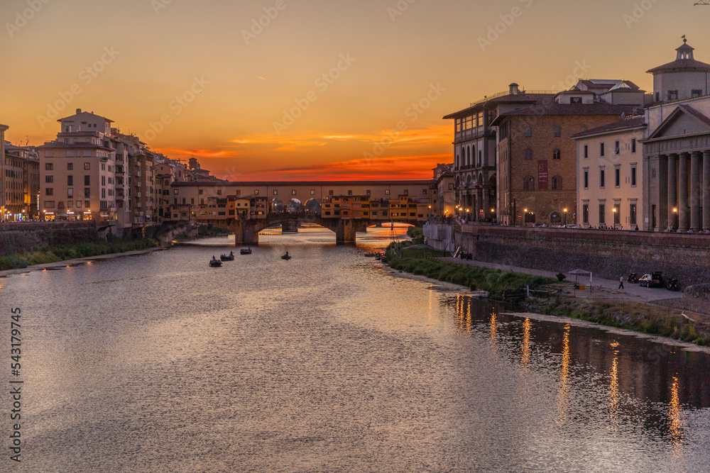 Vue sur l'Arno et le Ponte Vecchio au soleil couchant depuis le Ponte alle Grazie