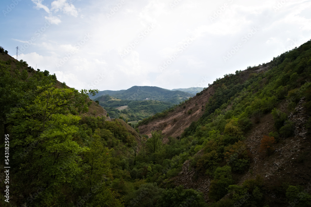 Vista lungo il sentiero (Orrido di Cupi di Fiamma) sul Monte Nerone Vista lungo il sentiero (Orrido di Cupi di Fiamma) sul Monte Nerone