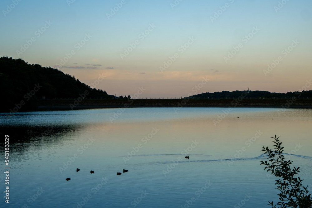湖に映る夕日