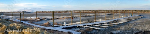 Foto Panoramic shot of abandoned boat docks on Antelope Island at Dried Up Great Salt