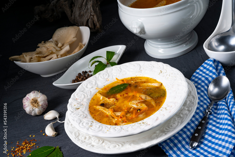 Pikante oyster soup mit hühnerfleisch Pikante oyster soup mit hühnerfleisch