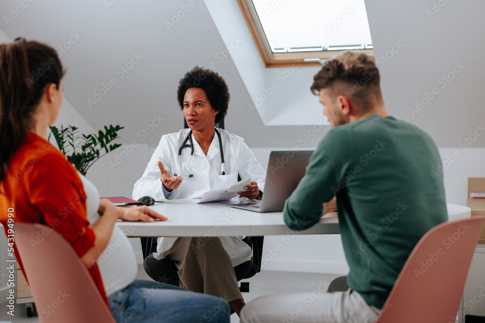 Obraz premium Couple consultation at obstetrician.