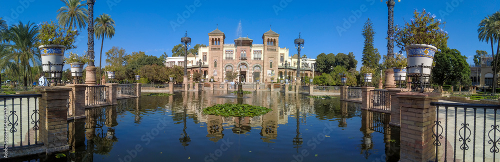 Fototapeta premium pabellón mudéjar del parque de María Luisa en la ciudad de Sevilla, España
