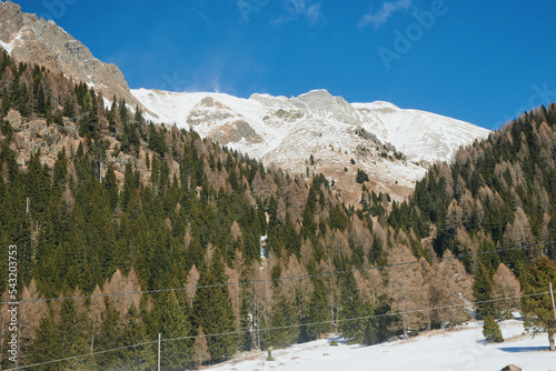 Zimowa panorama skalistych gór pokrytych śniegiem.