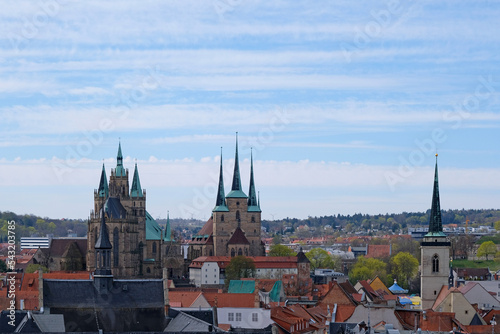 Blick über Erfurt mit Dom, St. Severi und Kaufmannskirche im Frühjahr. Erfurt, Thüringen, Deutschland