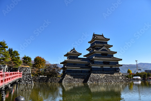 青空の秋の国宝松本城