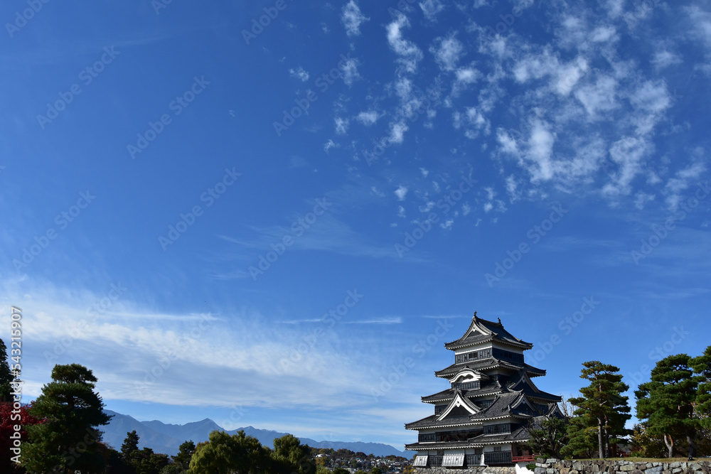 青空の秋の国宝松本城