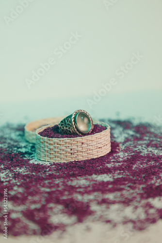 Anillo de plata y piedra agua marina sobre textura 
