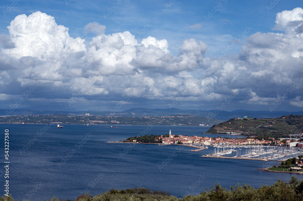 Panorama du golfe de Trieste sur la mer Adriatique avec le port d'Izola en Slovénie