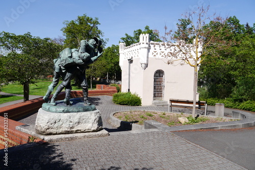 Brunnenhaus und Denkmal auf der Roseninsel in Bad Kreuznach