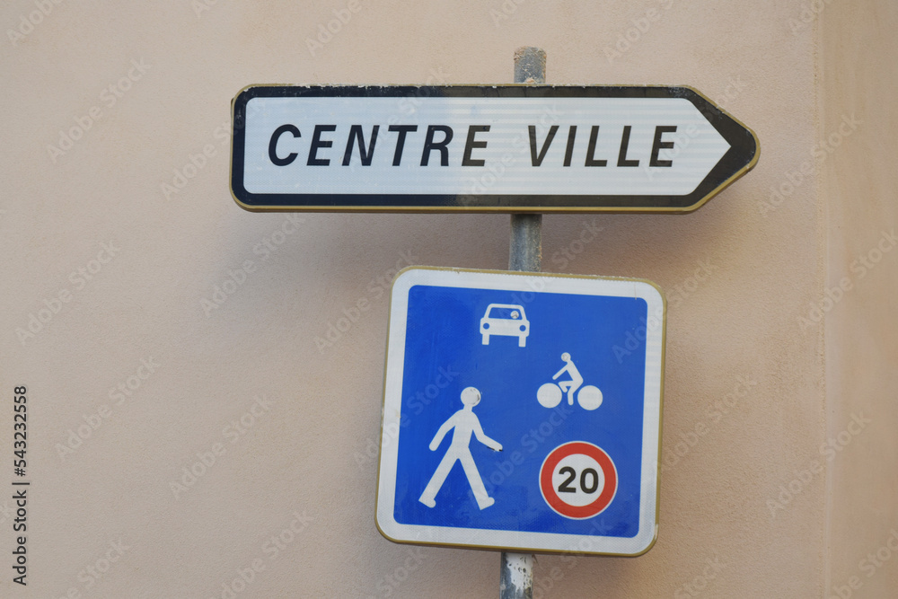 Panneaux : centre ville et entrée zone de rencontre, vitesse limitée à 20 kmh. Panneaux : centre ville et entrée zone de rencontre, vitesse limitée à 20 kmh.