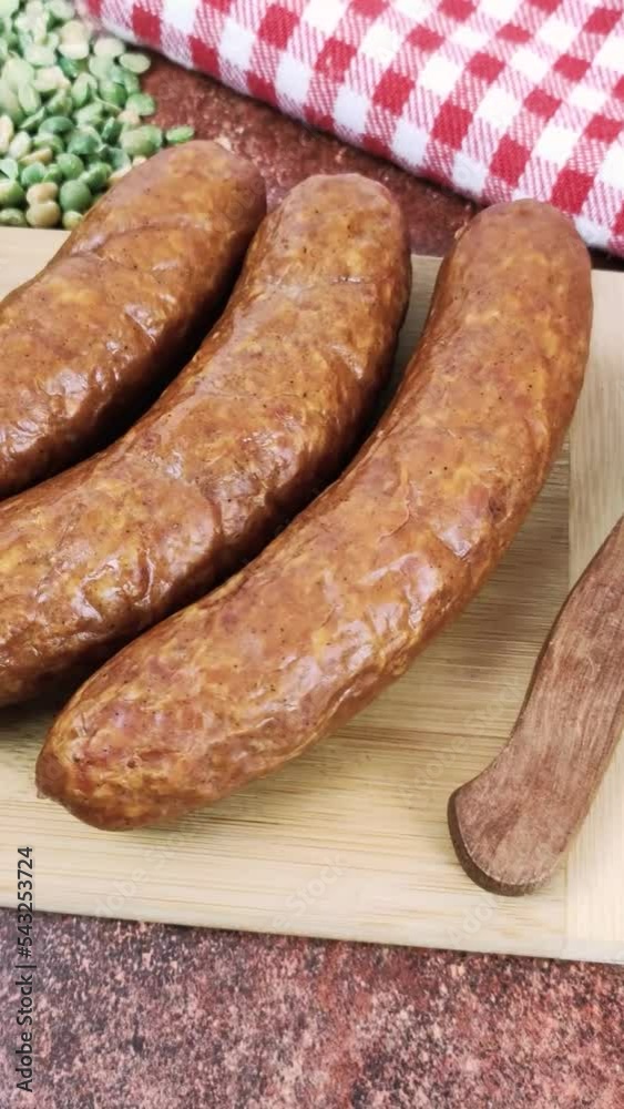 saucisses fumée et pois cassés sur une planche à découper