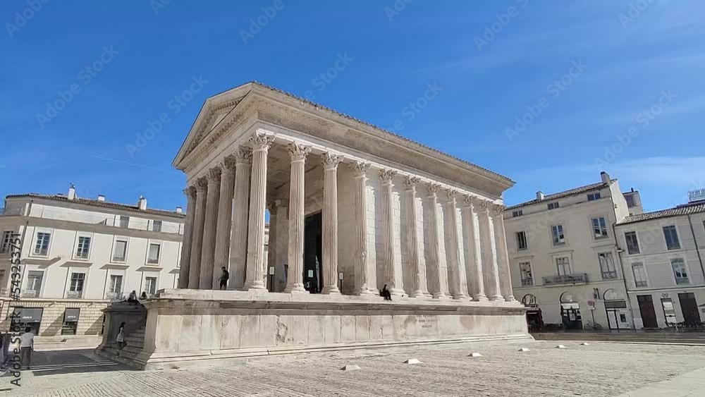 Maison Carrée sous un ciel bleu dans la ville de Nîmes	