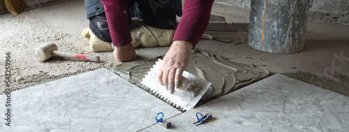 Canvastavla Laying floor ceramic tile. Renovating the floor