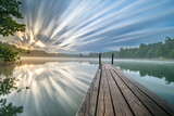 Steg mit Wasser und Reflektor der Wolken 