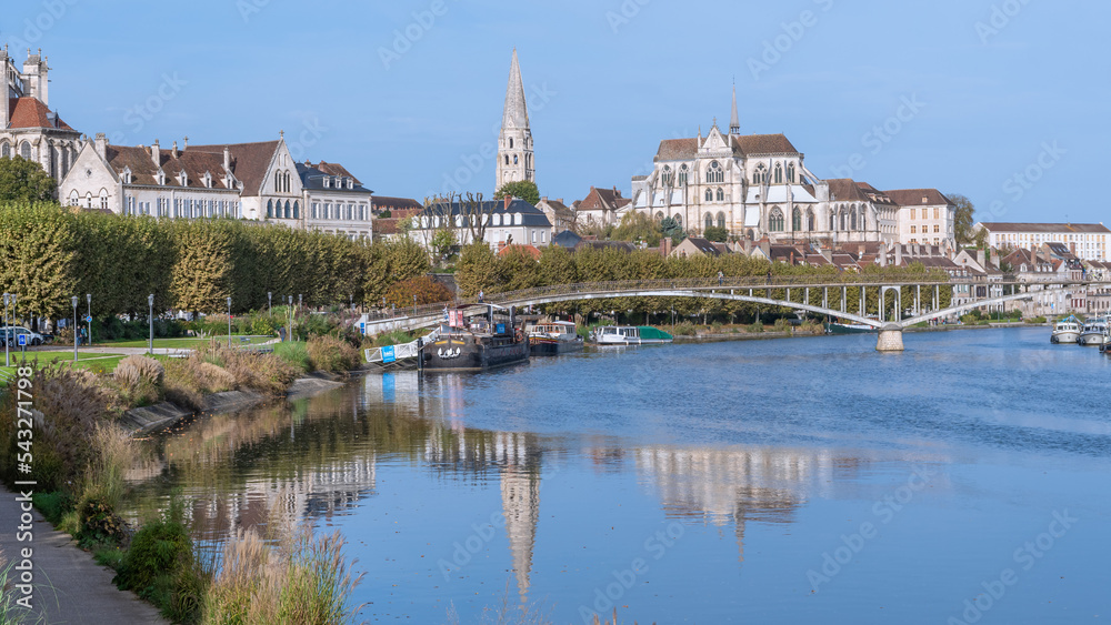 Abbaye Saint Germain de Auxerre de jour avec reflet dans le fleuve de Yonne. France.