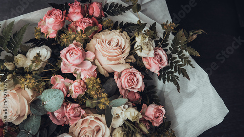 Bouquet de fleurs dans les tons pastels avec son papier d'emballage © Concept Photo Studio