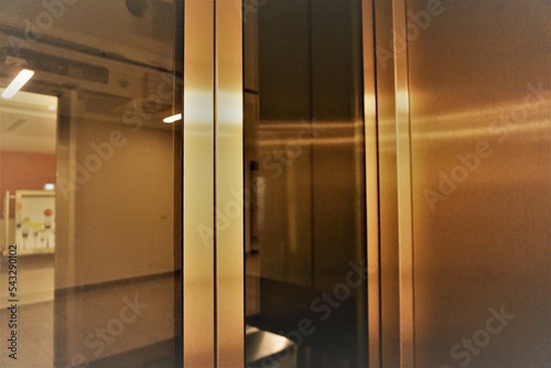 Aufzug in Krankenhausgebäude mit Lichtreflexionen  photo