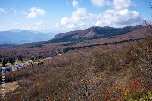 日本の鳥取県大山のとても美しい秋の風景 © 仁 藤原