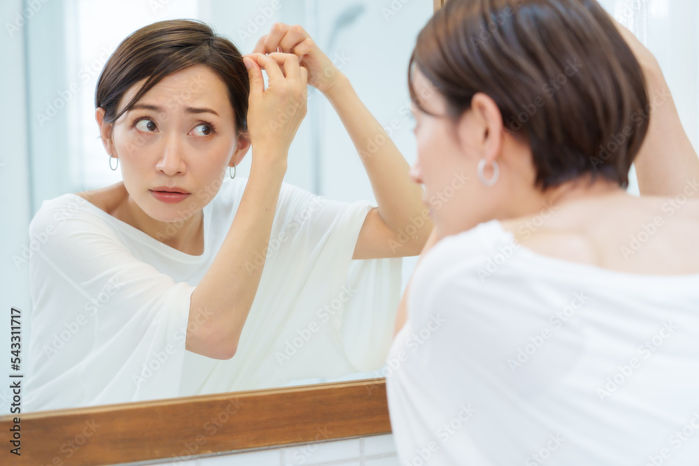 白髪を気にする女性 白髪を気にする女性