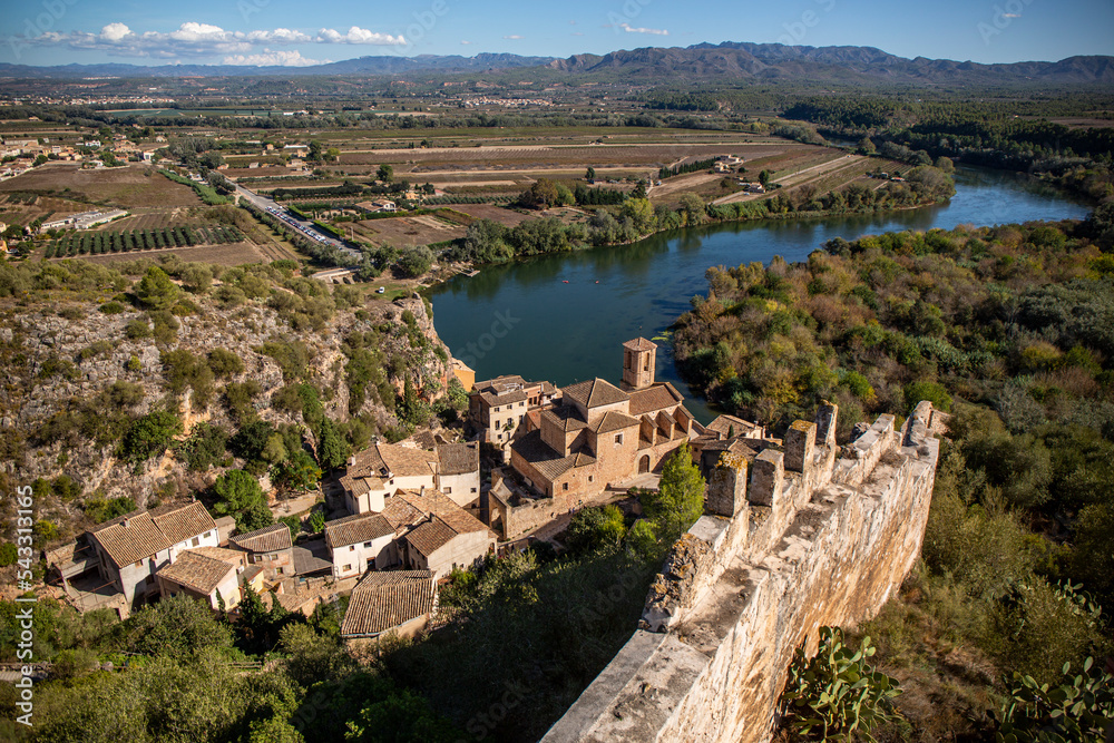 Φωτογραφία Aerial view of the medieval town of Miravet along the Ebro river in Catalonia, Tarragona province in Spain