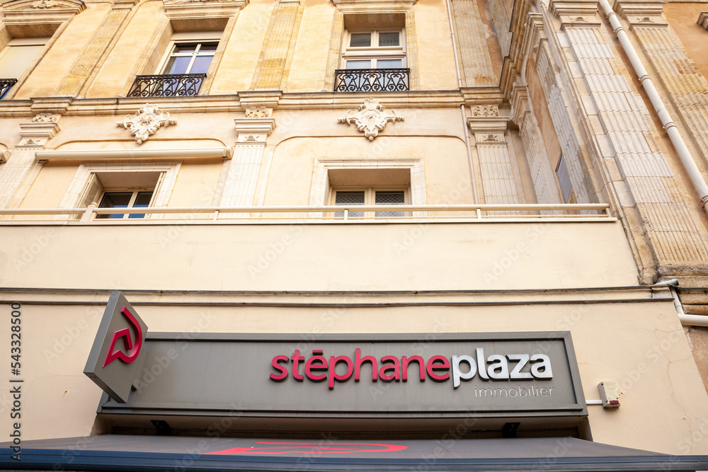 BORDEAUX, FRANCE FEBRUARY 24, 2022 Logo of Stephane Plaza Immobilier