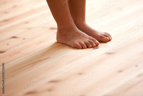 フローリング・子供の足 © PONPON