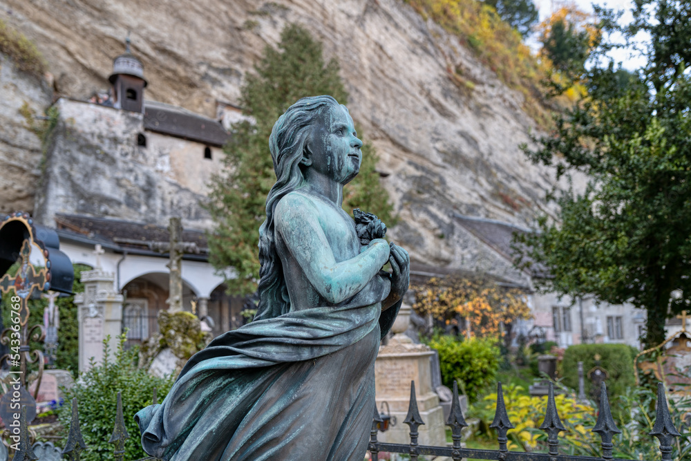 Figuren auf dem Petersfriedhof in Salzburg