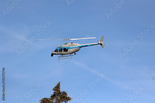 Helikopter policji polskiej podczas akcji pościgowej za uciekinierem. 