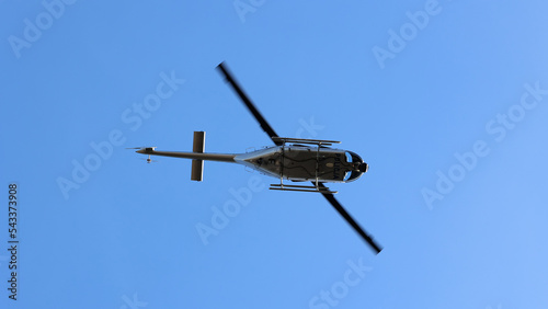 Helikopter policji polskiej podczas akcji pościgowej za uciekinierem. 