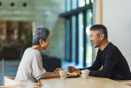 談笑する日本人シニア夫婦 photo