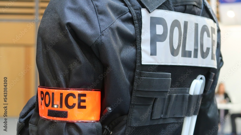 "Police" inscrit sur le brassard et sur le dos d’un uniforme de policier français (France) - obrazy, fototapety, plakaty 