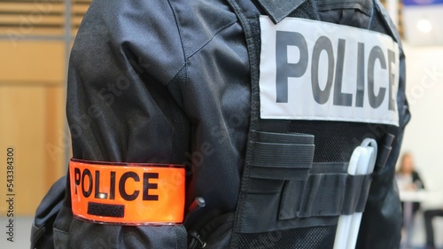 "Police" inscrit sur le brassard et sur le dos d’un uniforme de policier français (France)