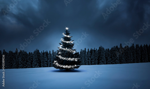 Weihnachtsbaum in Schneelandschaft bei Nacht