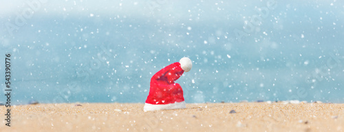 Weihnachtsmütze am Sandstrand bei Schneefall