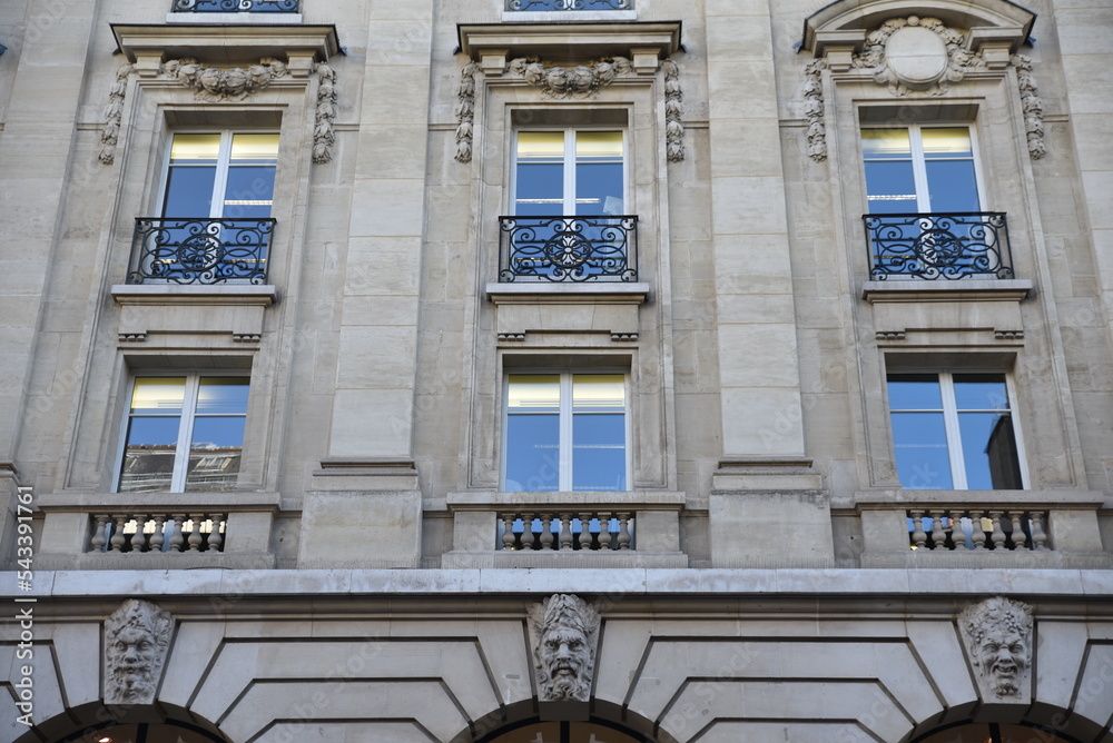 Obraz premium Façade à mascarons à Paris. France