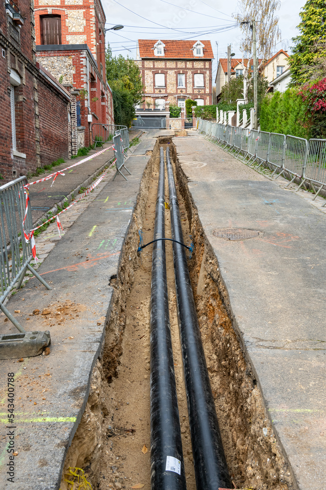 Fototapeta premium Travaux de voirie pour le chauffage urbain. Extension d'un réseau de chaleur. Pose de canalisations enterrées