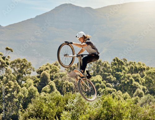 Fotografi Sport, action and biker doing jump in air with mountain bike for extreme sports, adrenaline and hobby