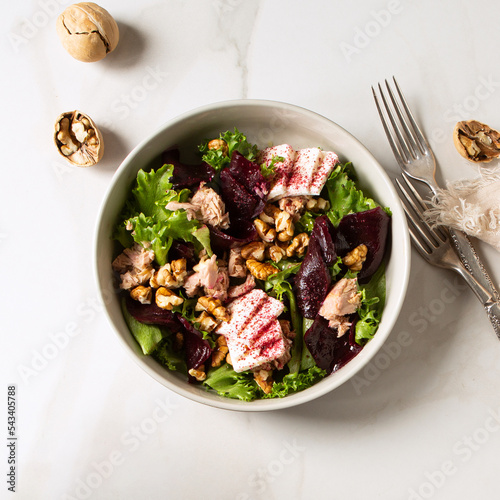 Quadro em tela bowl with salad with tuna, beets, cheese and nuts on a light table