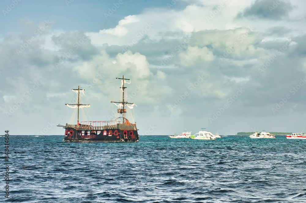 Obraz premium Pirate ship sailing in the sea towards the horizon