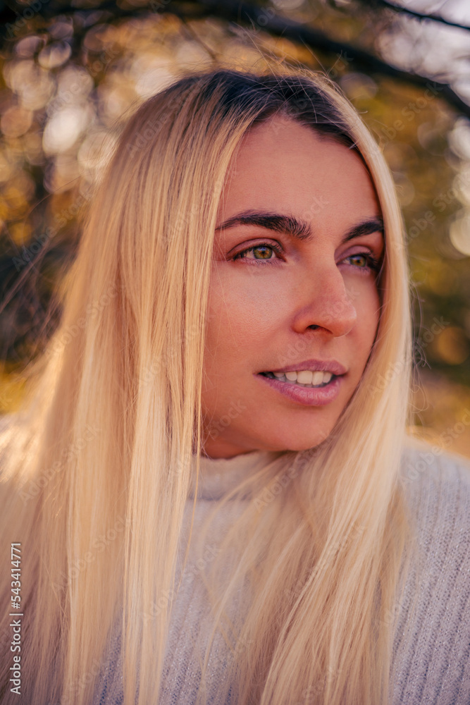 Obraz premium close up beauty woman in beautiful sunny light