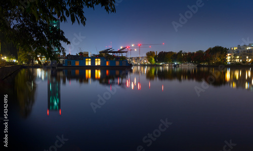 Berlin Treptow bei Nacht / Treptower Hafen, ruhige Spree nach Mitternacht Berlin am Abend Berliner Spreeufer Mittenacht Schiffe Boote Hausboote Spreeufer Sommer Kreuzberg Stralau Spreeblick spiegelung