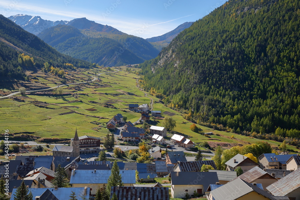 Φωτογραφία The village of Cervieres, Hautes Alpes (French Southern Alps), France, with Autumn colors