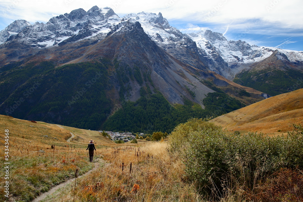 Φωτογραφία General view of the Meije Peak in Ecrins National Park, Romanche Valley, Hautes Alpes (French Southern Alps), France, with Autumn colors