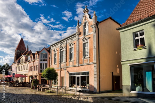 grimmen, deutschland - stadtbild mit sanierten altbauten