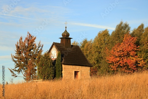 Fototapeta Naklejka Na Ścianę i Meble -  Jesienna kapliczka