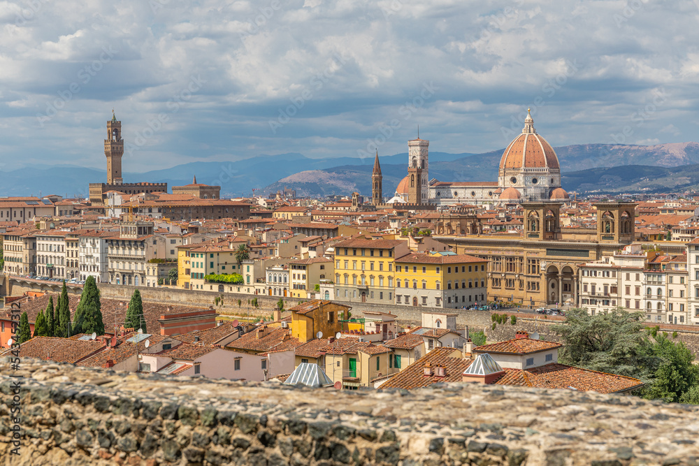 Vue sur Florence, le Palazzo Vecchio et le Duomo depuis une des terrasses menant à la Piazzale Michelangelo, à Florence, Italie