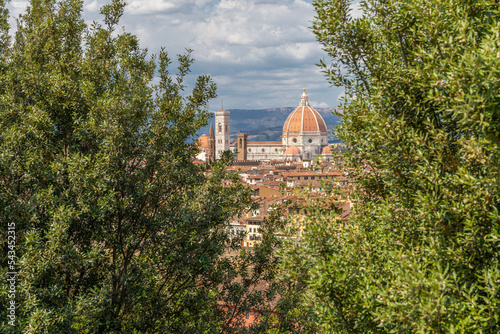 Vue sur le Duomo depuis une des terrasses menant à la Piazzale Michelangelo, à Florence, Italie photo