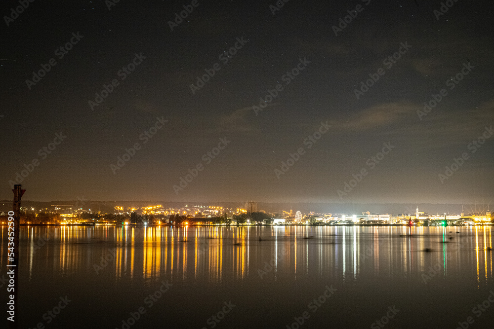 Konstanz am Bodensee bei Nacht mit Langzeitbelichtung und Blick auf den Bodensee